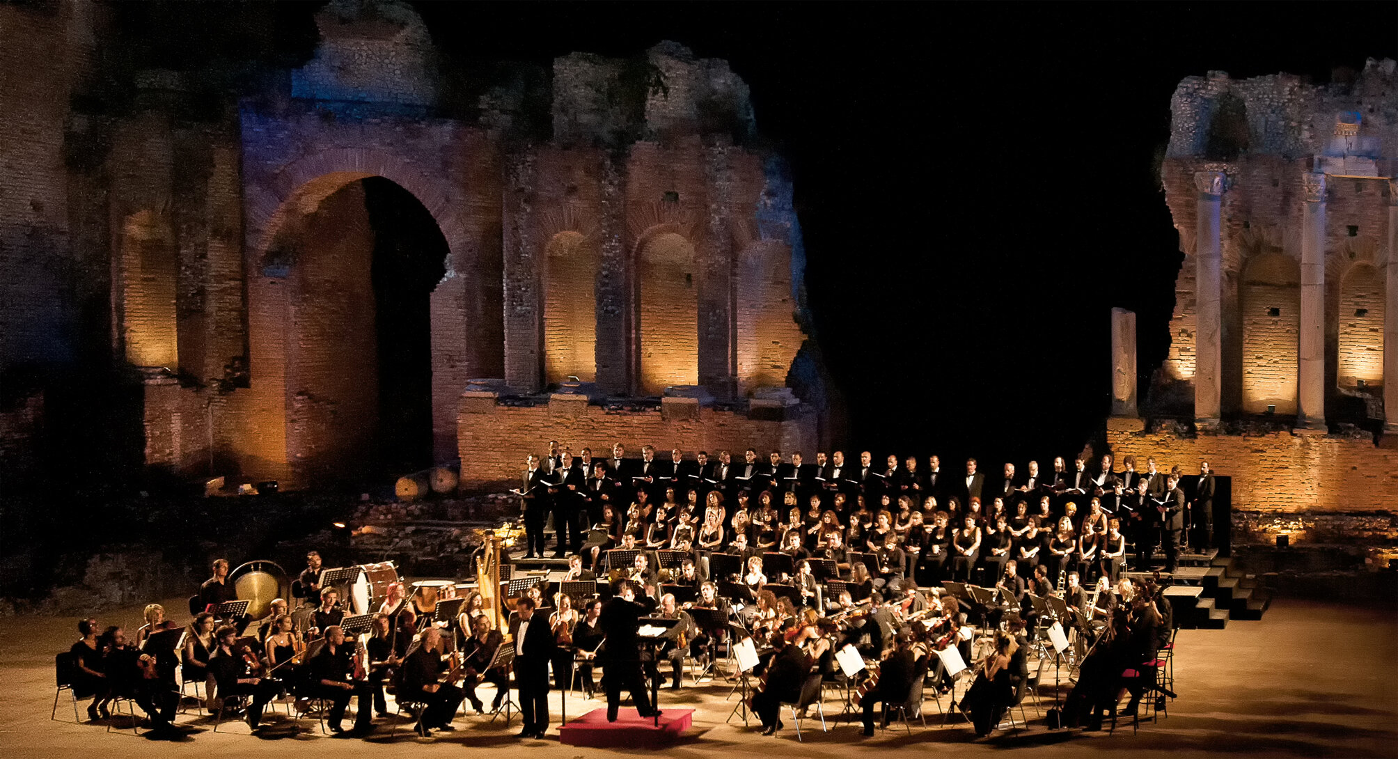 Teatru Astra constructs new set for an opera in Sicily